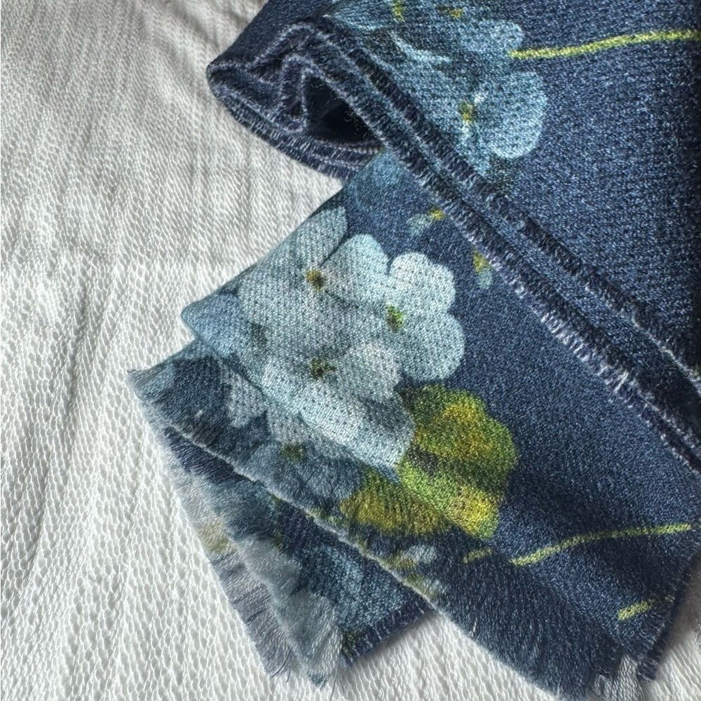 Auth Gucci Blue Floral GG Blooms Hydrangea Double Sided GG Jacquard Wool Scarf - Picture 8 of 16